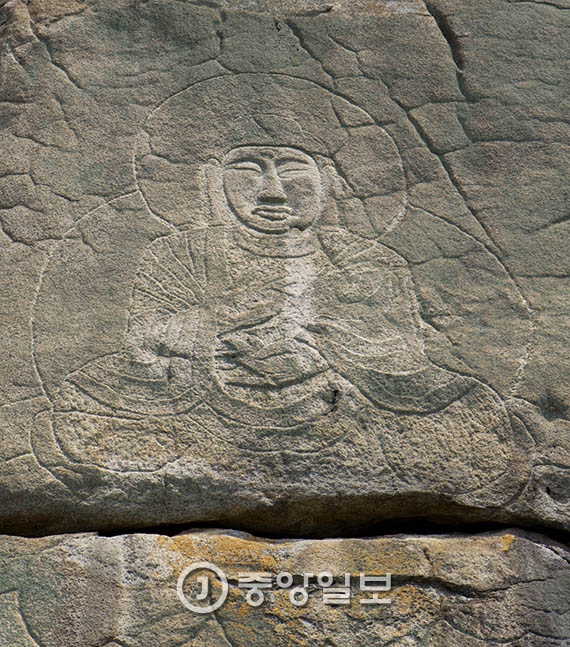 ‘못난이 부처’로 통하는 삼릉골 선각여래좌상.