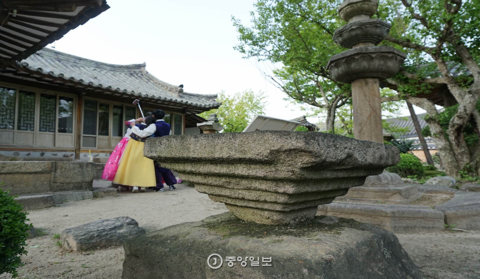 경주에서는 가정집 마당에도 문화재가 굴러다닌다. 경주 최 씨 집 마당에 있는 탑 지붕돌과 석등.