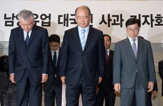 사과받아주고 가격 인하에 흔들린 불매운동, 옥시는 다를까 - 국민일보