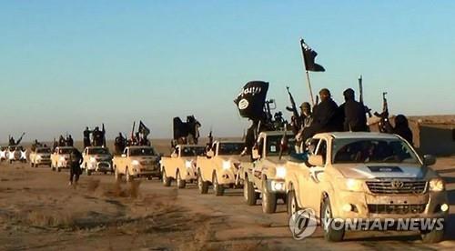 차량으로 이동하는 IS대원들[AP=연합뉴스 자료사진]