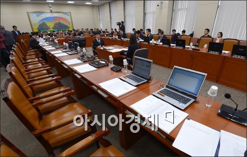 교문위 국감, 최경희 이대총장 증인채택 논란에 '정회' - 아시아경제