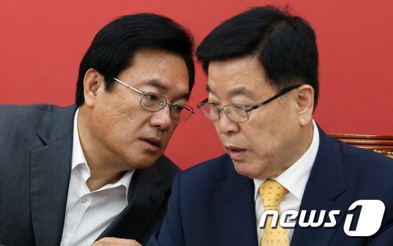 정진석 새누리당 원내대표와 김광림 정책위의장이 16일 서울 여의도 국회 새누리당 원내대표실에서 열린 비상대책위원 상견례에서 대화를 하고 있다. 2016.5.16/뉴스1 © News1 송원영 기자