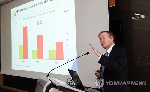 OECD 한국경제전망 세미나     (세종=연합뉴스) 양영석 기자 = 16일 세종시 한국개발연구원(KDI)에서 열린 OECD 한국경제전망 세미나에 참석한 렌달존슨 OECD 사무국 한국경제 담당관이 거시경제 동향·전망에 대해 발표하고 있다. 2016.5.16     youngs@yna.co.kr