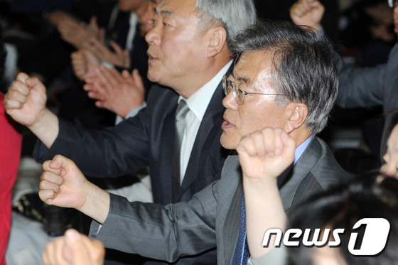 문재인 더불어민주당 전 대표가 17일 오후 광주 동구 금남로 일대에서 열린 5·18 전야제에 참석해 임을 위한 행진곡을 부르고 있다. 2016.5.17/뉴스1 © News1 황희규 기자