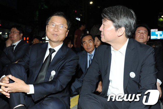 안철수 국민의당 공동대표가 17일 오후 광주 동구 금남로 일대에서 열린 5·18 전야제에 참석해 천정배 공동대표와 대화를 나누고 있다. 2016.5.17/뉴스1 © News1 황희규 기자