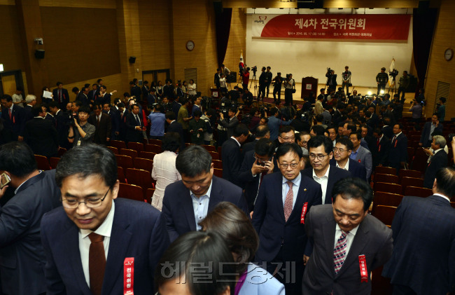 17일 오후 당 비상대책위원회와 혁신위원회 구성안을 처리할 예정이었던 새누리당 전국위원회가 성원 미달로 무산됐다. 박해묵 기자/mook@heraldcorp.com