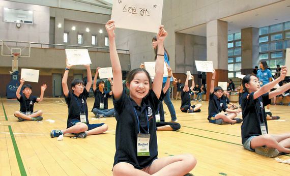 지난해 7월 용인외대부고 강당에서 열린 여름캠프에서 골든벨 대회에 참여한 초등학생들이 정답 피켓을 들고 있다.
