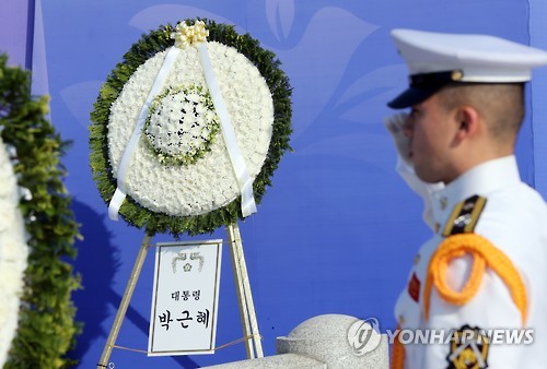 박근혜 대통령이 보낸 조화 (광주=연합뉴스) 박철홍 기자 = 제36주년 5·18민주화운동 기념식이 열리는 18일 오전 광주 북구 국립5·18민주묘지에 박근혜 대통령이 보낸 조화가 놓여있다.