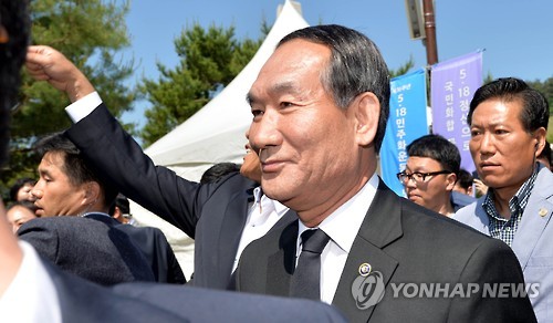 '돌아서는 박승춘' (광주=연합뉴스) 황광모 기자 = 박승춘 국가보훈처장이 18일 오전 광주 국립5·18민주묘지에서 열린 5·18 민주화운동 36주년 기념식에 참석하려다 유족들의 거센 항의를 받고 발길을 돌리고 있다.