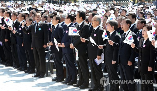 '님을 위한 행진곡' 부르는 참석자들 (광주=연합뉴스) 형민우 기자 = 18일 오전 광주 북구 운정동 국립 5·18민주묘지에서 열린 제36주년 5·18 광주민주화운동기념식에서 참석자들이 '님을 위한 행진곡'을 함께 부르고 있다.