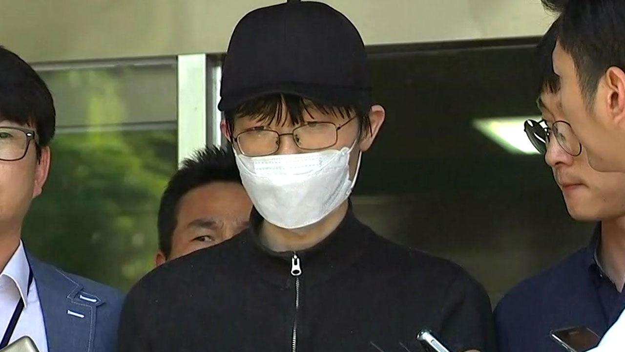 '강남 묻지마 살인' 피의자, 기자들 질문에 묵묵부답 - YTN