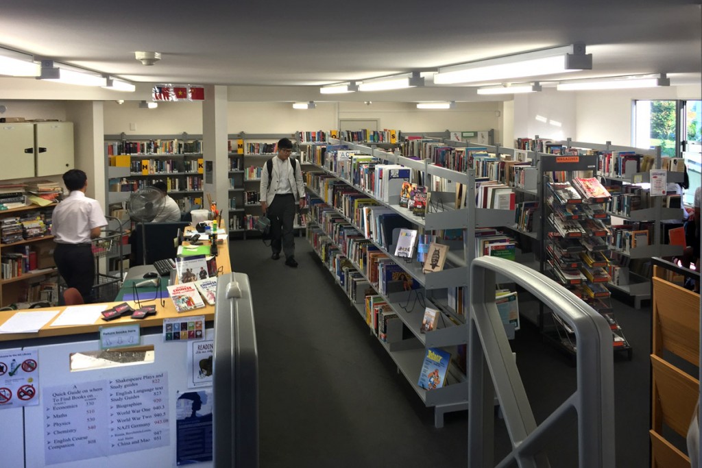Auckland International College의 도서관. 학생의 자율학습을 위해 많은 자료를 구비하고 있다.