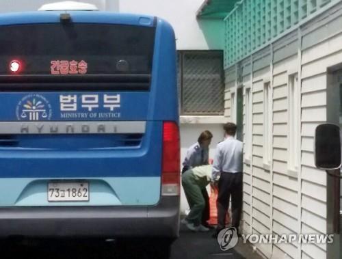 (대구=연합뉴스) 최수호 기자 = 19일 상주 '농약사이다' 사건 피고인 박모 할머니가 항소심이 열리는 대구법원에 들어가고 있다. 2016.5.19 suho@yna.co.kr