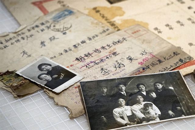 故이수단 할머니가 1970년대 초 북한의 가족들과 주고 받았던 편지와 가족사진. 안세홍 사진작가