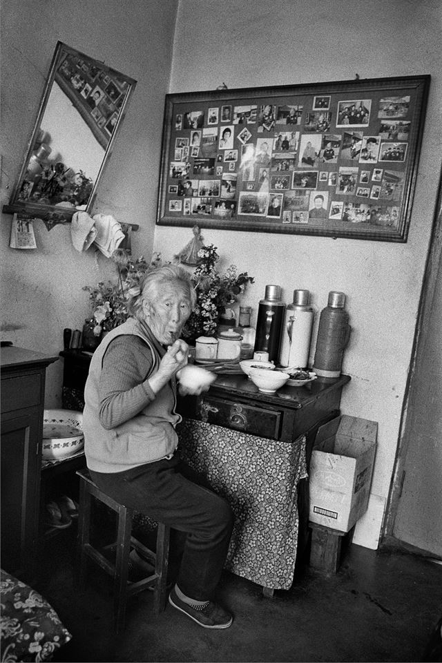 故이수단 할머니의 건강했던 한 때. 이 할머니는 경로원 방 한 켠을 좋아하는 사진들로 장식했다. 안세홍 사진작가