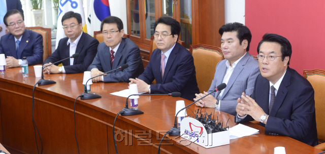 집안 싸움에 등잔 밑 어두운 새누리당 - 헤럴드경제