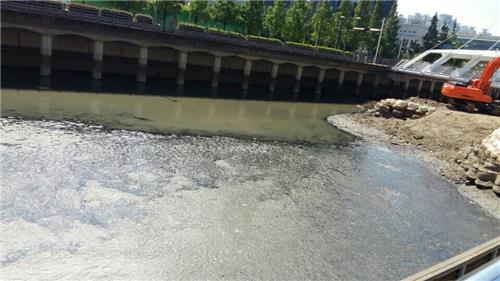 부산 동천 7년만에 바닥 드러내고 준설..
