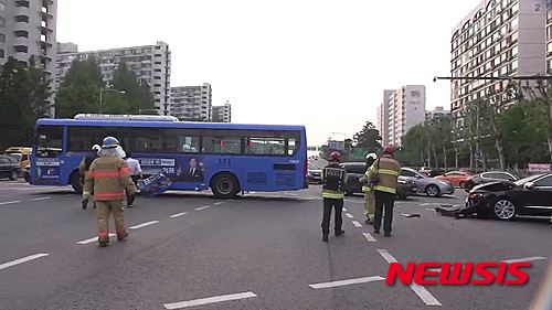 서울 잠실서 버스와 승용차 사고..가스누출까지 - 뉴시스