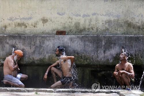 17일 인도 북부 암리차르에서 남성들이 몸을 씻고 있다.(EPA=연합뉴스 자료사진)