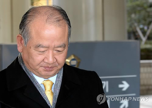'밀어내기' 남양유업 김웅 대표 집행유예 선고 (서울=연합뉴스) 박동주 기자 = 독점규제 및 공정거래에 관한 법률 위반 혐의 등으로 기소된 김웅 남양유업 대표가 28일 오후 선고공판을 마치고 서초구 서울중앙지방 법원을 나서고 있다. 김 대표는 징역 1년6월에 집행유예 2년을 선고받았다. 2014.1.28 pdj6635@yna.co.kr