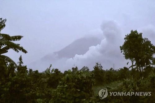 연기 내뿜는 시나붕 화산 동영상 캡처 화면 [AP=연합뉴스]