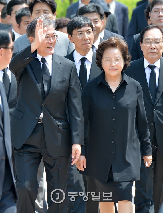 더불어민주당 문재인 전 대표가 손을 흔들며 노무현 전 대통령 부인 권양숙 여사와 함께 23일 김해 봉하마을  ‘노무현 전 대통령 서거 7주기 추도식’에 참석하고 있다. [사진 송봉근 기자]