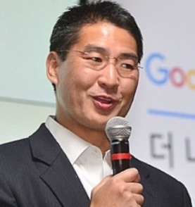 [가습기 살균제 수사] '닮고 싶은 CEO'에서 '피의자'로 檢 앞에 선 존 리..