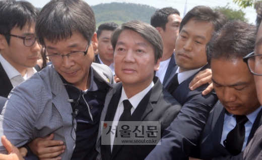 고 노무현 전 대통령 추도식 참석한 안철수 대표