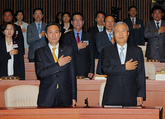 ⓒ연합뉴스 : 당 대표 합의추대설 이후 김종인 비대위 대표(앞줄 오른쪽)에 대한 지지자들의 비난이 증폭되었다.