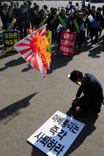 日 함정, 욱일승천기 달고 진해항 입항 논란..