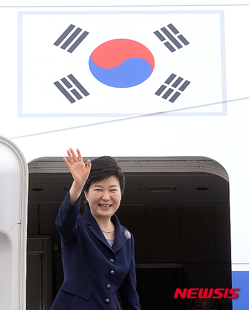 朴대통령, 아프리카·프랑스 방문 마치고 귀국..서울 안착 - 뉴시스