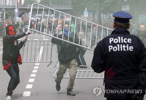 벨기에 노조, 긴축반대 격렬 시위..경찰 물대포 진압(종합) - 연합뉴스