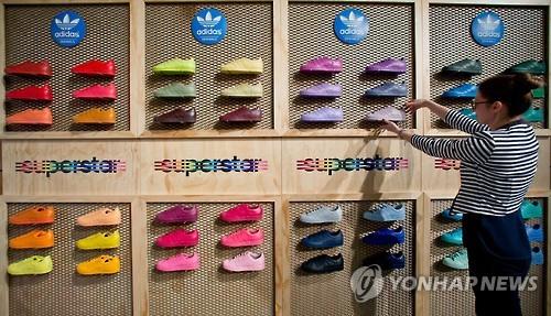 (AP=연합뉴스 자료사진) 아디다스 독일 매장.