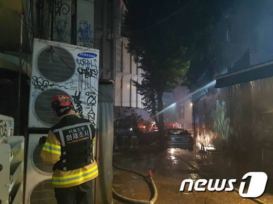 홍대 앞 음식점서 화재 발생..진화작업 중 - 뉴스1