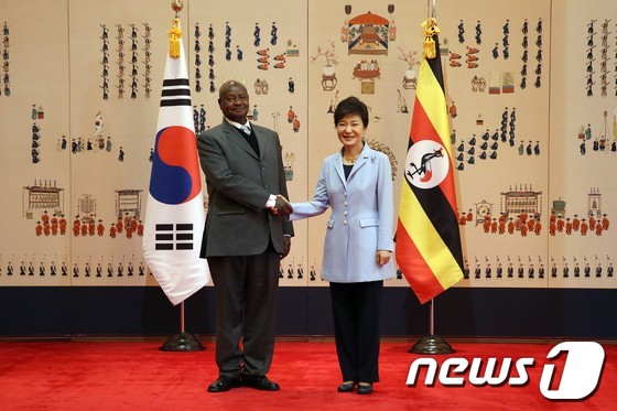 한-우간다 정상, 北압박·새마을운동 한뜻..