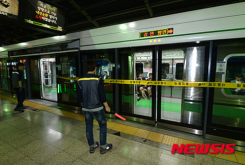 스크린도어 사망사고 벌써 3번째..서울메트로 안전관리 부실 - 뉴시스