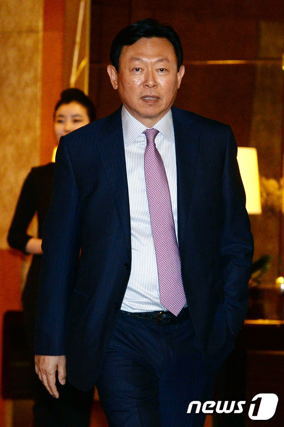 [칼끝의 롯데]'주총 승리' 신동빈, 남은 문제 더 험난 - 뉴스1