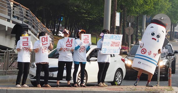지자체, 공공장소 금연 늘렸지만..보행로 곳곳 담배 연기 - 중앙일보