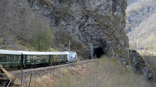 플롬에서 뮈르달까지 20여㎞를 운행하는 산악열차가 터널로 들어가고 있다. 노르웨이 내륙여행의 백미인 산악열차는 바위산을 관통하는 스무 개의 터널을 지난다.