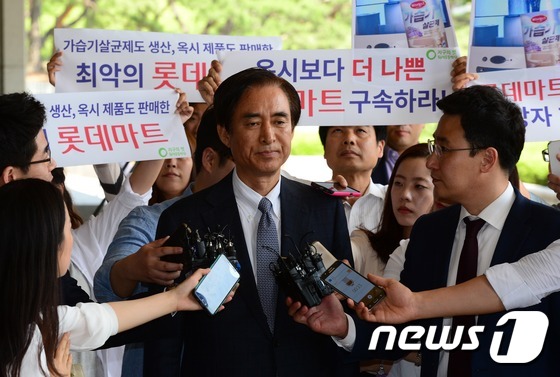 '가습기 살균제' 홈플·롯데 前본부장 조사..내일 대표 소환(종합) - 뉴스1