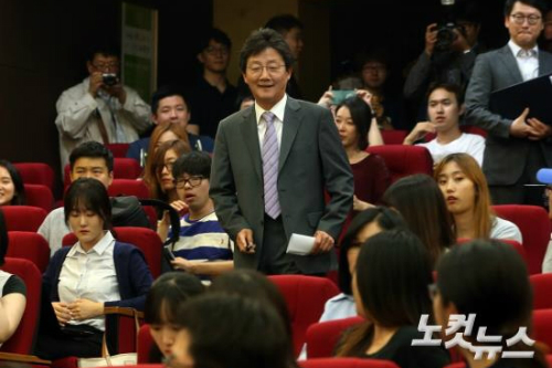 무소속 유승민 의원이 지난 31일 오후 서울 종로구 성균관대학교 법학관에서 '경제위기와 정치의 역할'을 주제로 특강하기 위해 입장하고 있다. (사진=황진환 기자)