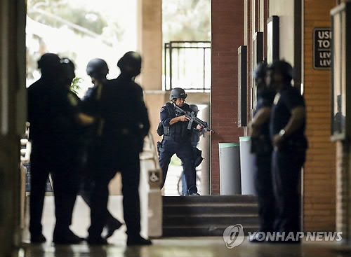 범인이 이 안에 있을지도… (로스앤젤레스 AP=연합뉴스) 미국 캘리포니아주 로스앤젤레스 캘리포니아 대학(UCLA) 캠퍼스에서 1일(현지시간) 오전 총격사건이 발생, 2명이 숨졌다. 경찰은 학생이 교수를 총으로 살해하고 스스로 목숨을 끊은 사건으로 보고 있다고 현지 언론은 전했다. 사진은 사건 발생 직후 신고를 받은 경찰이 현장에 출동, 범인을 찾기 위해 캠퍼스 건물을 일일이 수색하고 있는 모습.