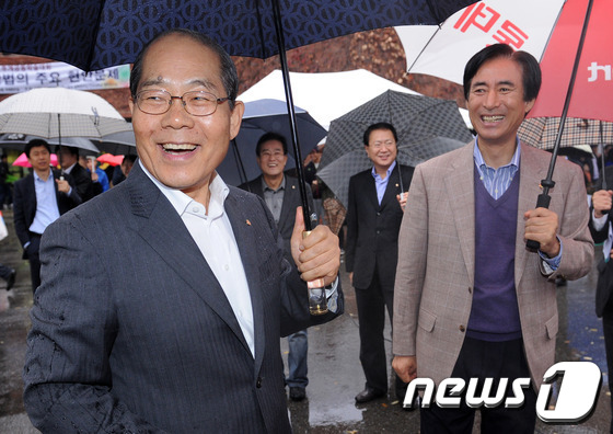 '가습기 살균제 사망' 이철우 전 롯데마트 대표 檢 출석(종합) - 뉴스1