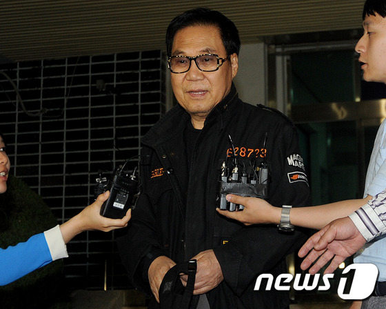 '대작 논란' 조영남 15시간 검찰 조사 받고 귀가 - 뉴스1