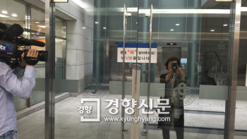 3일 스크린도어 사고로 숨진 김모씨(19)의 분향소를 찾은 한 엄마부대 회원이 기자들의 얼굴을 촬영하고 있다. 이유진 기자
