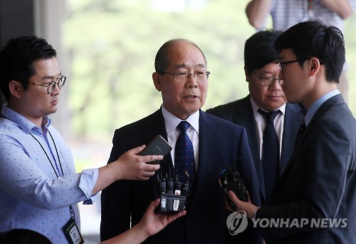 롯데·홈플러스 前CEO 나란히 출석..
