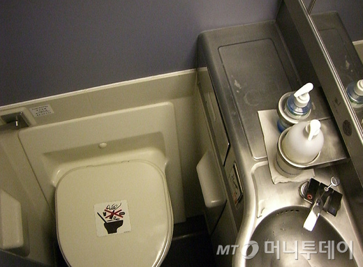 기내 화장실 참고 이미지