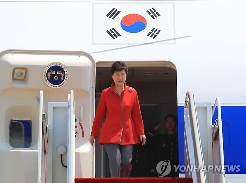 순방 마치고 귀국한 박 대통령 - 연합뉴스