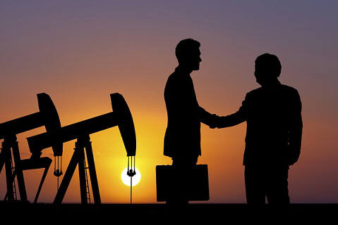 OPEC 산유량 제한 합의 실패 vs 미국 원유 재고..유가 향방은? - 전자신문