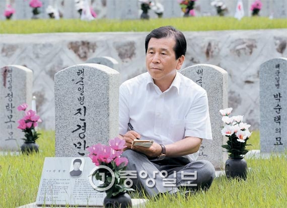 비명은 슬픈 사랑 노래..과거 잊지 말아야죠 - 중앙일보